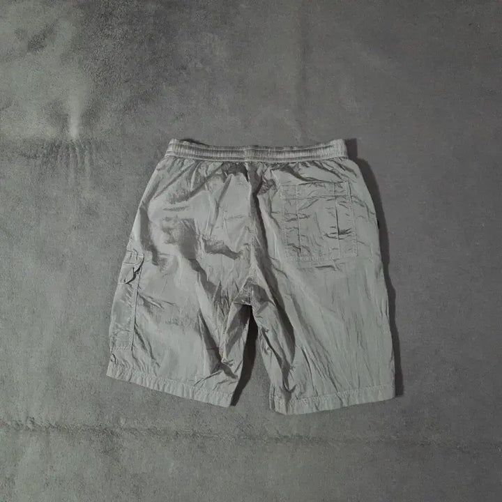 [SOLD OUT] 19ss 스톤아일랜드 와펜 나일론 메탈 카고 쇼츠 반바지 32