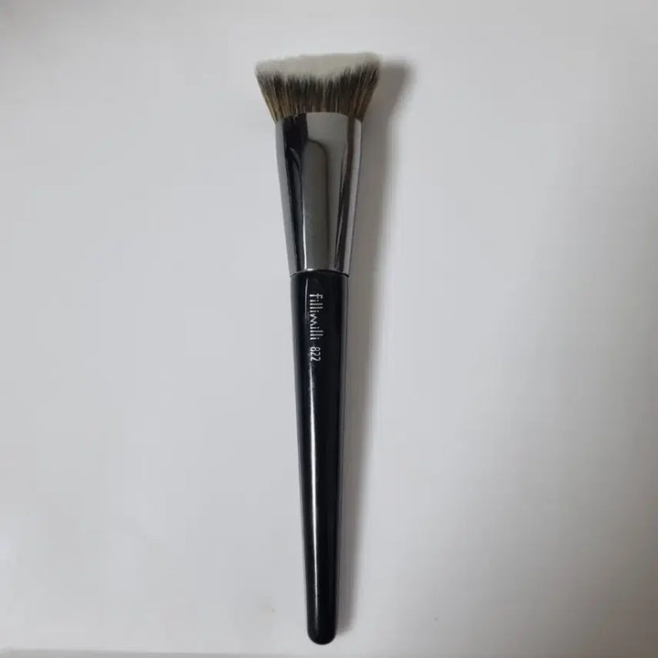 [BUNJANG] Fillimilli 822 V-Cut Foundation Brush / 필리밀리 파운데이션 브러쉬 822