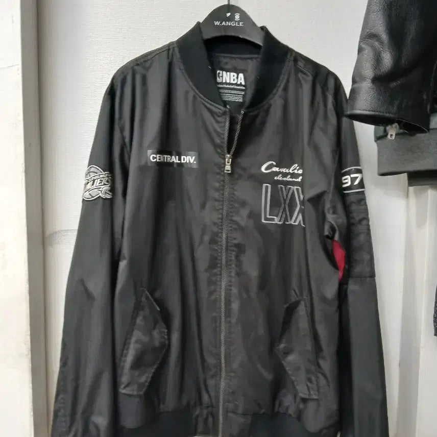 [BUNJANG] NBA Cavaliers Black Bomber Jacket L / NBA 캐벌리어스 블랙 봄버 자켓 L