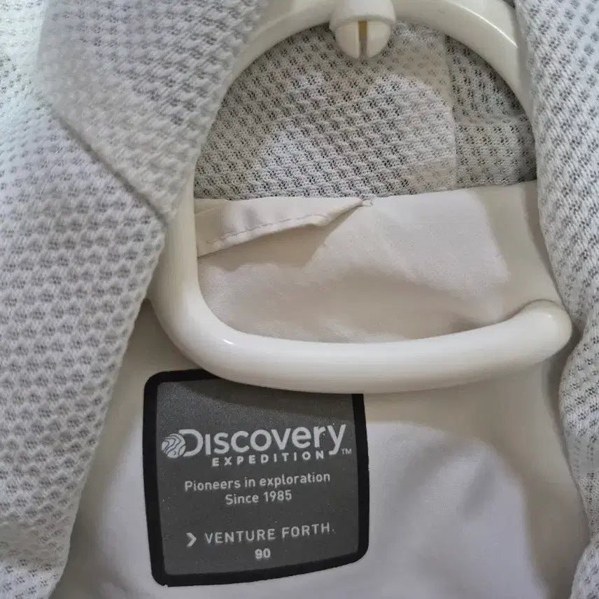 [BUNJANG] Discovery Expedition White Hooded Windbreaker / 디스커버리 익스페디션 화이트 바람막이 후드집업