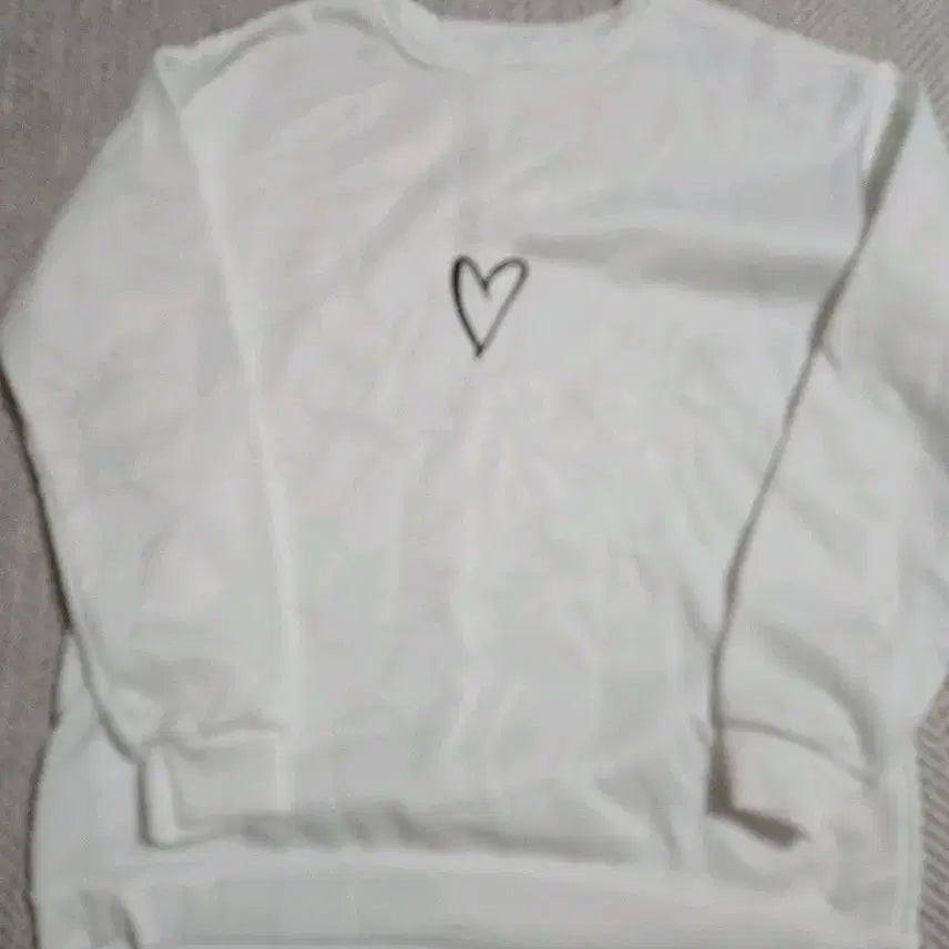 [BUNJANG] White Heart Sweatshirt / 하트  화이트 맨투맨 여성티 새옷