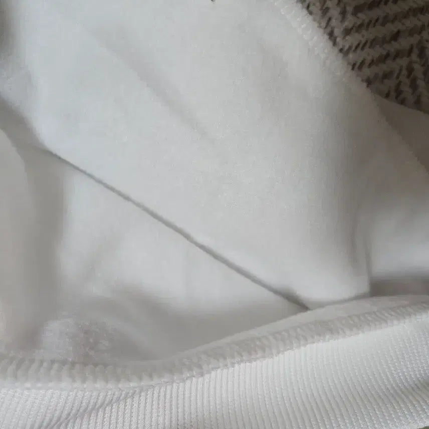 [BUNJANG] White Heart Sweatshirt / 하트  화이트 맨투맨 여성티 새옷