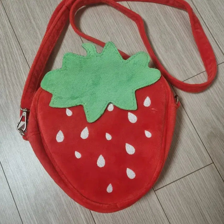 [BUNJANG] Crossbody Bag / 딸기 가방 크로스백 /지뢰계 양산형 양지뢰