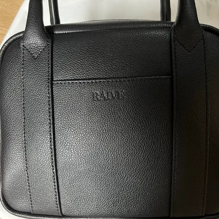 [BUNJANG] RIIZE Boston Bag (Black) / 레이브 보스턴백(블랙)