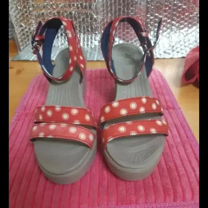 [BUNJANG] Crocs Wedge Strap Sandals (W7) / 여성 크록스 웨지  스트랩  샌들 (W7 /240~245)