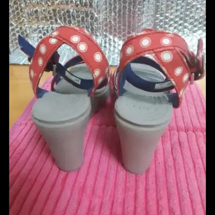 [BUNJANG] Crocs Wedge Strap Sandals (W7) / 여성 크록스 웨지  스트랩  샌들 (W7 /240~245)