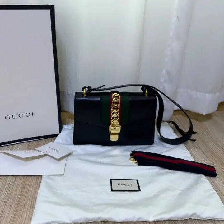 [BUNJANG] Gucci Sylvie Shoulder Bag (Black) / 정품 구찌 실비 숄더백 (블랙)