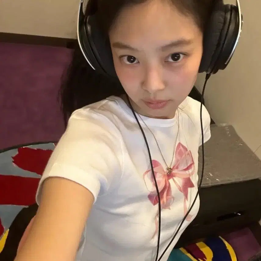 [BUNJANG] RownRown Jennie & Suzy Ribbon Short Sleeve T-Shirt / 론론 리본 반팔 티셔츠 제니 수지 착용