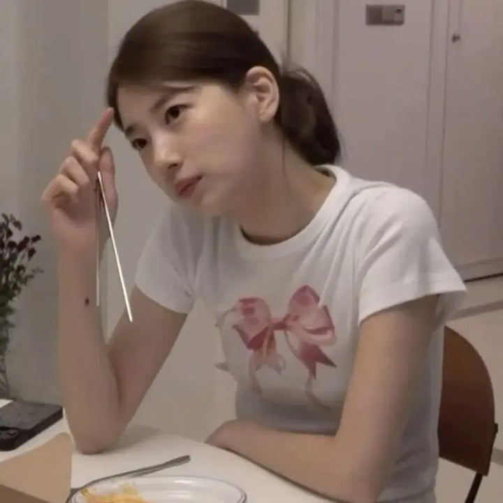 [BUNJANG] RownRown Jennie & Suzy Ribbon Short Sleeve T-Shirt / 론론 리본 반팔 티셔츠 제니 수지 착용