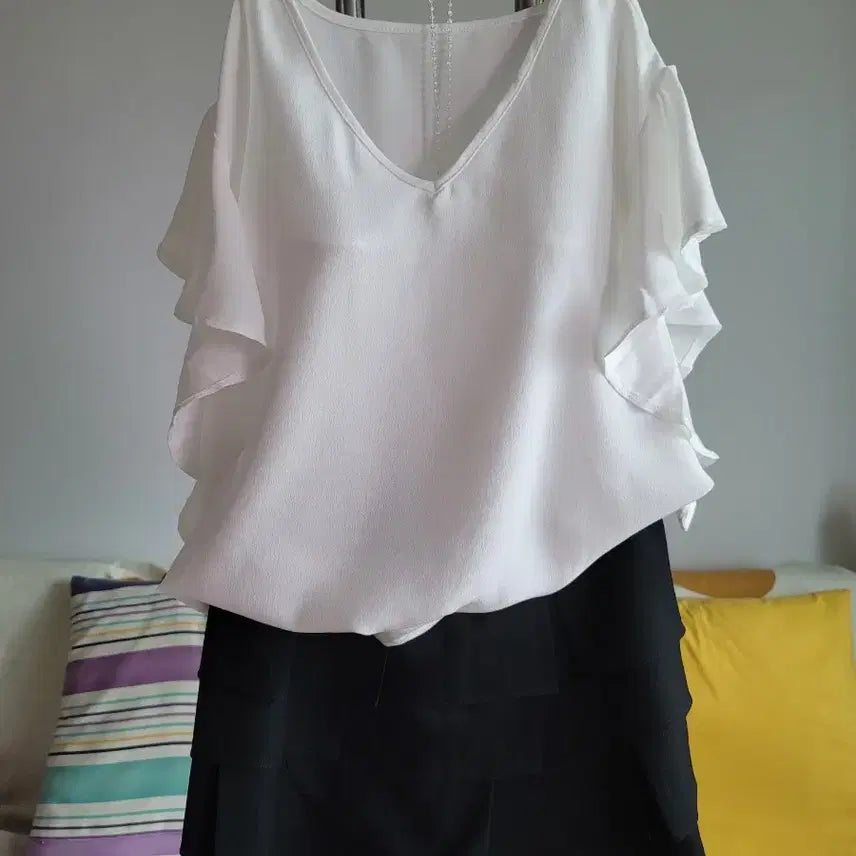 [BUNJANG] V-Neck Ruffle Sleeve Women&