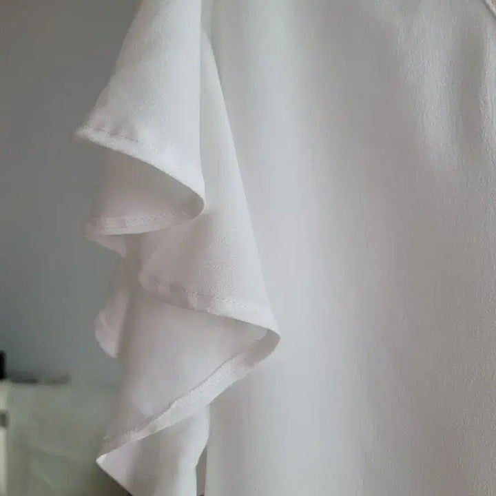 [BUNJANG] V-Neck Ruffle Sleeve Women&