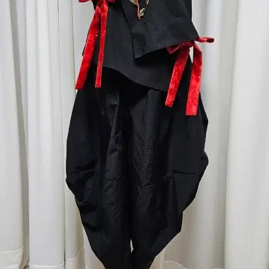 [BUNJANG] Fusion Hanbok - Black Top with Red Accents / 고고장구 난타북 퓨젼한복 새상품