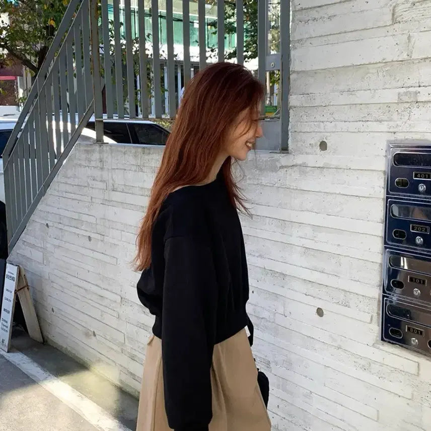 [BUNJANG] Daily Ju Suzan Crop Off-Shoulder Sweatshirt (Black) / 데일리쥬 수잔 크롭 오프숄더 맨투맨 (기모/블랙)