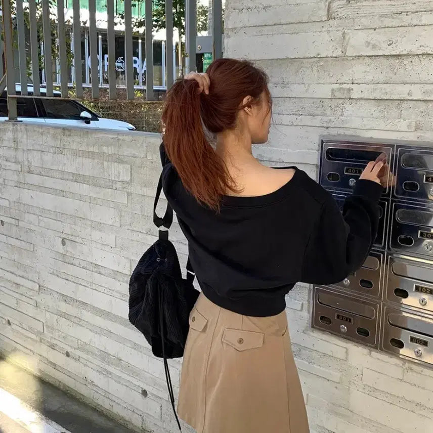 [BUNJANG] Daily Ju Suzan Crop Off-Shoulder Sweatshirt (Black) / 데일리쥬 수잔 크롭 오프숄더 맨투맨 (기모/블랙)