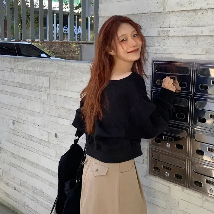 [BUNJANG] Daily Ju Suzan Crop Off-Shoulder Sweatshirt (Black) / 데일리쥬 수잔 크롭 오프숄더 맨투맨 (기모/블랙)