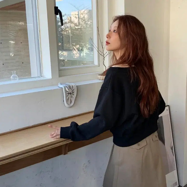 [BUNJANG] Daily Ju Suzan Crop Off-Shoulder Sweatshirt (Black) / 데일리쥬 수잔 크롭 오프숄더 맨투맨 (기모/블랙)