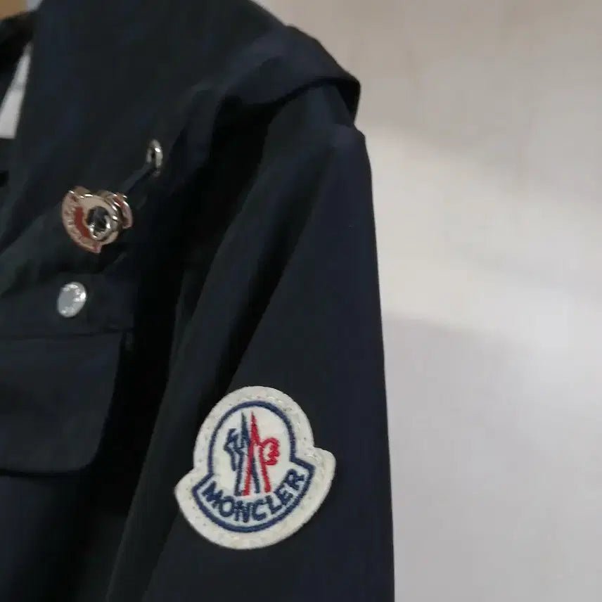 [BUNJANG] Moncler Women's Windbreaker Jacket / 몽클레어 여성 블랙 바람막이 자켓