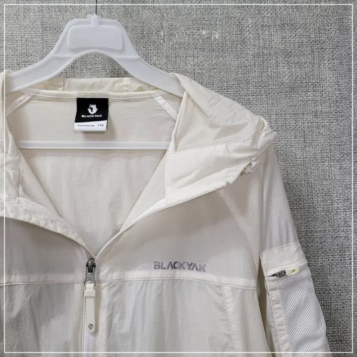 [BUNJANG] Blackyak Ivory Windbreaker 175 / 26. 블랙야크 아이보리 바람막이 175