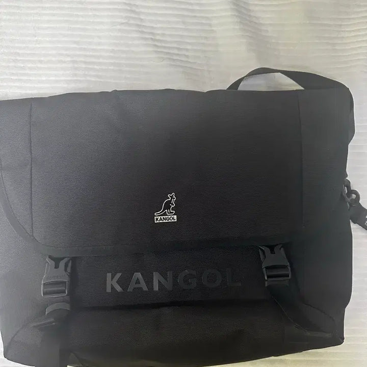 [BUNJANG] Kangol Messenger Bag / 캉골 메신저백