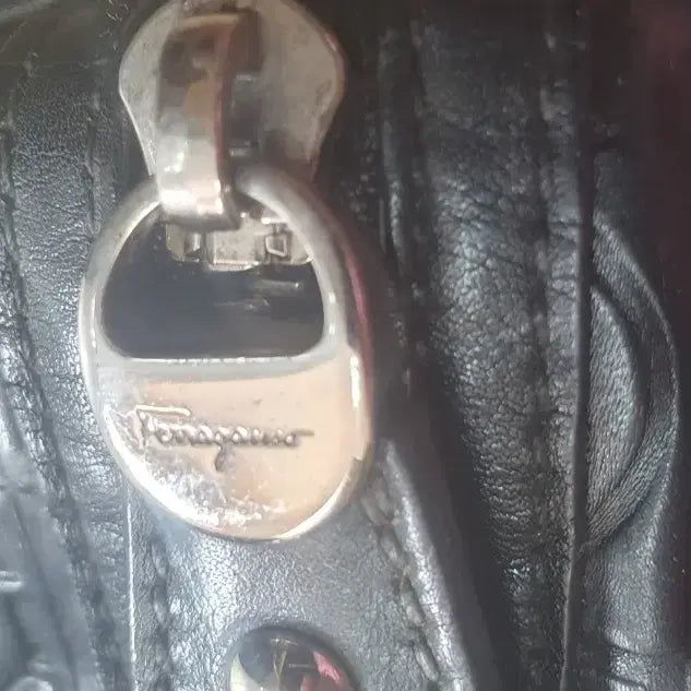 [BUNJANG] Ferragamo Gancini Black Tote Bag / 페라가모 간치니 블랙 토트백
