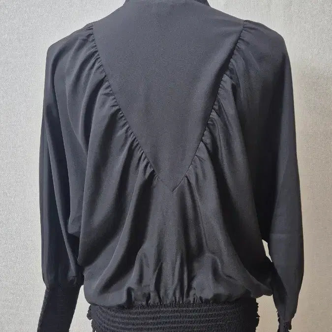 [BUNJANG] Jucy Judy Black Frill Neck Shirring Blouse / A-8 쥬시쥬디 블랙 프릴넥 셔링 블라우스