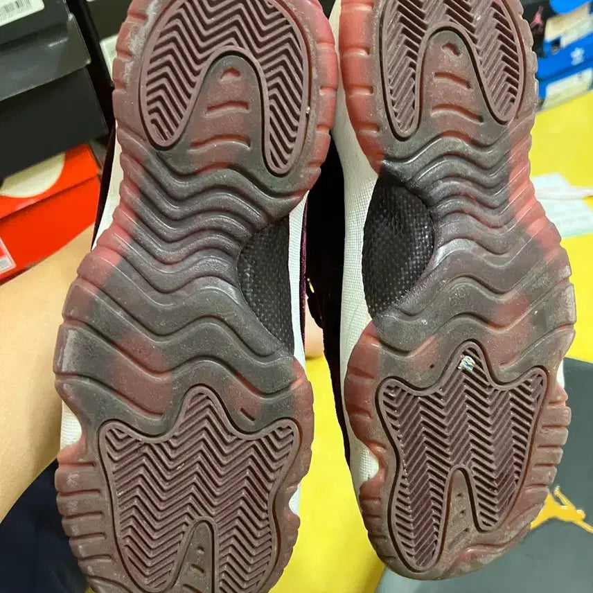 [BUNJANG] Nike Jordan 11 GS Maroon Sneakers / 조던 11 GS