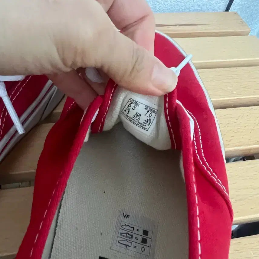 [BUNJANG] Vans Authentic Red Sneakers (235mm) / 반스 어센틱 레드 스니커즈 (235mm)