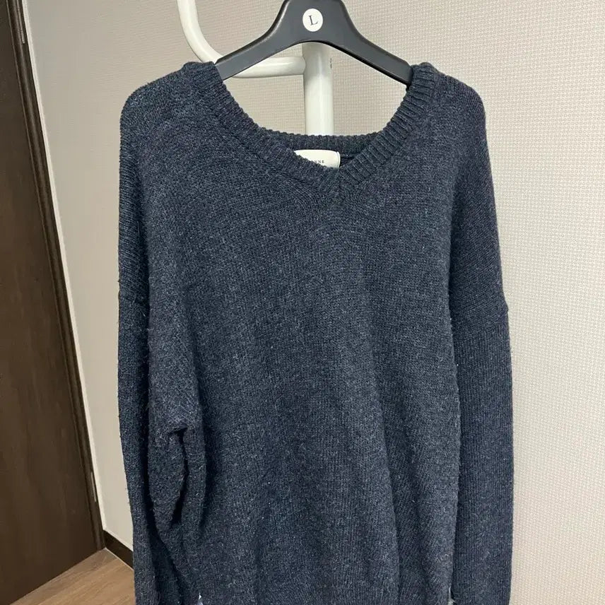 [BUNJANG] Cream Cheese Market V-Neck Navy Knit / 크림치즈마켓 브이넥 남색 니트 노르딕 에이블리 판매 지그재그 옷정리