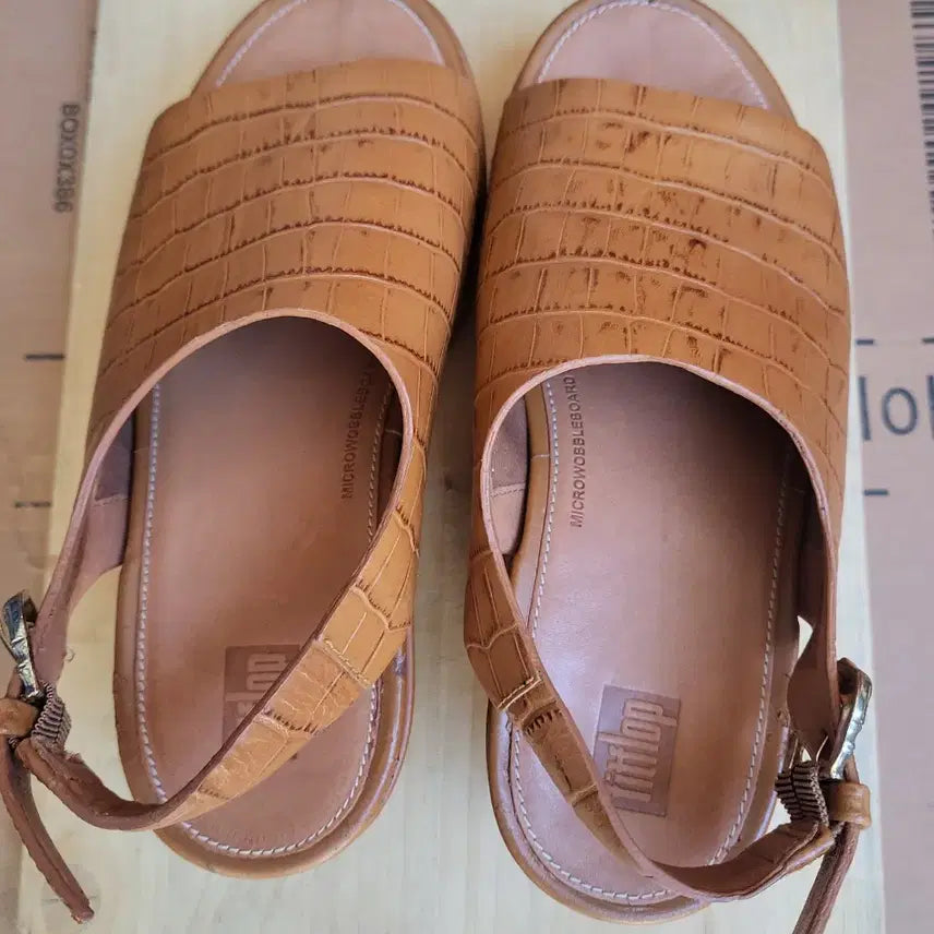 [BUNJANG] FitFlop Leather Wedge Sandals / 225 핏플랍 가죽 샌들 브라운 여성용36