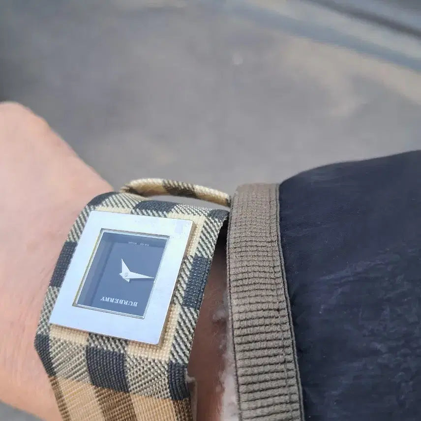 [BUNJANG] Burberry Watch and Wallet Bundle / 버버리정품. 여성 시계와 버버리 장지갑 총2개