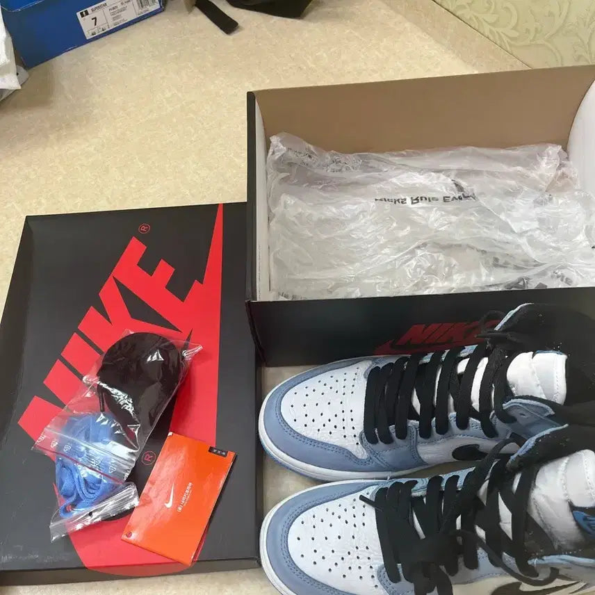 [BUNJANG] Nike Air Jordan 1 Retro High University Blue Sneakers / 나이키 조던 1 레트로 하이 유니버시티 블루 250