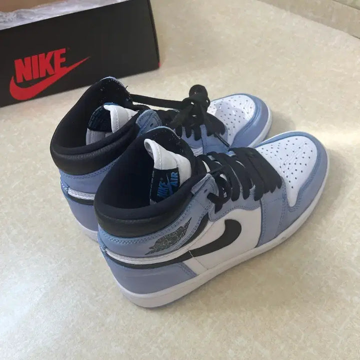 [BUNJANG] Nike Air Jordan 1 Retro High University Blue Sneakers / 나이키 조던 1 레트로 하이 유니버시티 블루 250
