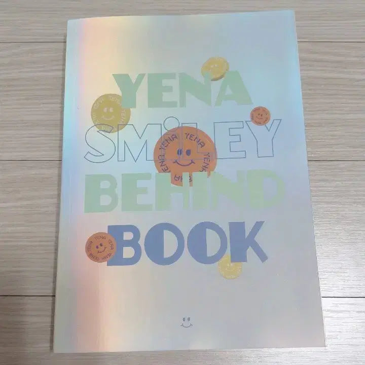 [BUNJANG] Choi Yena Smiley Behind Book / 택포) 최예나 스마일리 비하인드북