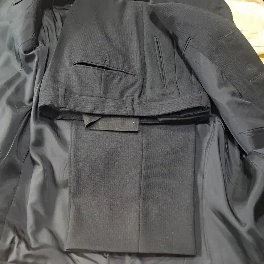 [SOLD OUT] 아르마니 꼴레지오니 블랙 스트라이프 정장 자켓