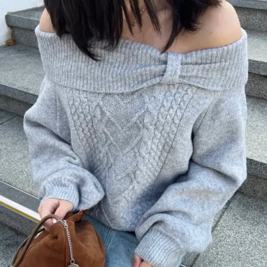 [BUNJANG] MOMENTLEES Off-Shoulder Knit Top Gray / 새상품) 모먼리즈 여리핏 꽈배기 리본 오프숄더 니트 그레이 회색