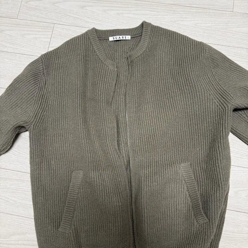 [BUNJANG] Suare Hacci Round Two-Way Zip-up Knit Deep Khaki M Size / 수아레 하찌 라운드 투웨이 집업 니트 딥카키 M사이즈
