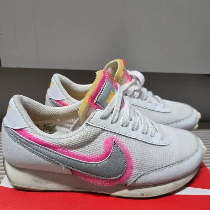 [BUNJANG] Nike Sneakers White Pink 235mm / 나이키 235사이즈