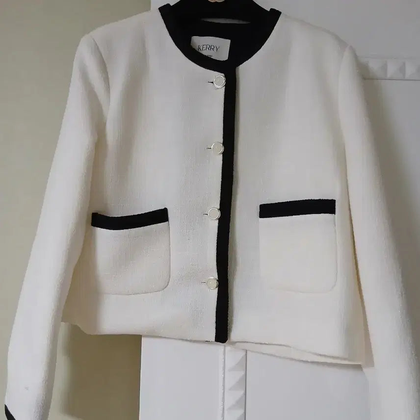 [BUNJANG] Clean, Professional Title (Group + Member + Version + Item) / 청담동며느리 샤넬스타일  화이트 트위드 자켓 블랙 배색