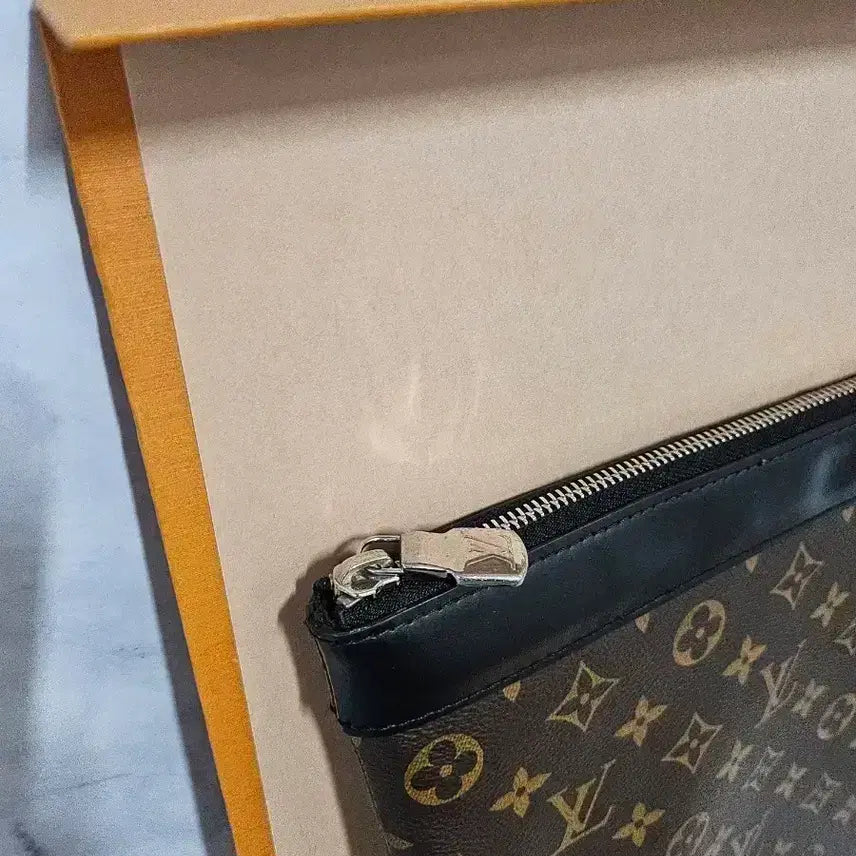 [BUNJANG] Louis Vuitton Discovery Monogram Clutch Full Set / 루이비통 디스커버리 모노그램 클러치 풀세트