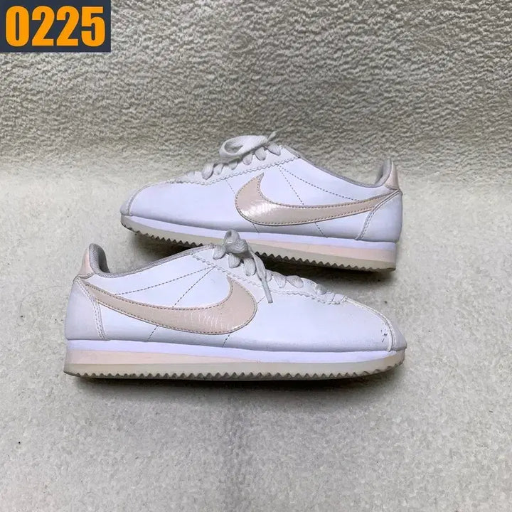 [BUNJANG] NIKE Cortez Sneakers / [235] NIKE 나이키 코르테즈 스니커즈