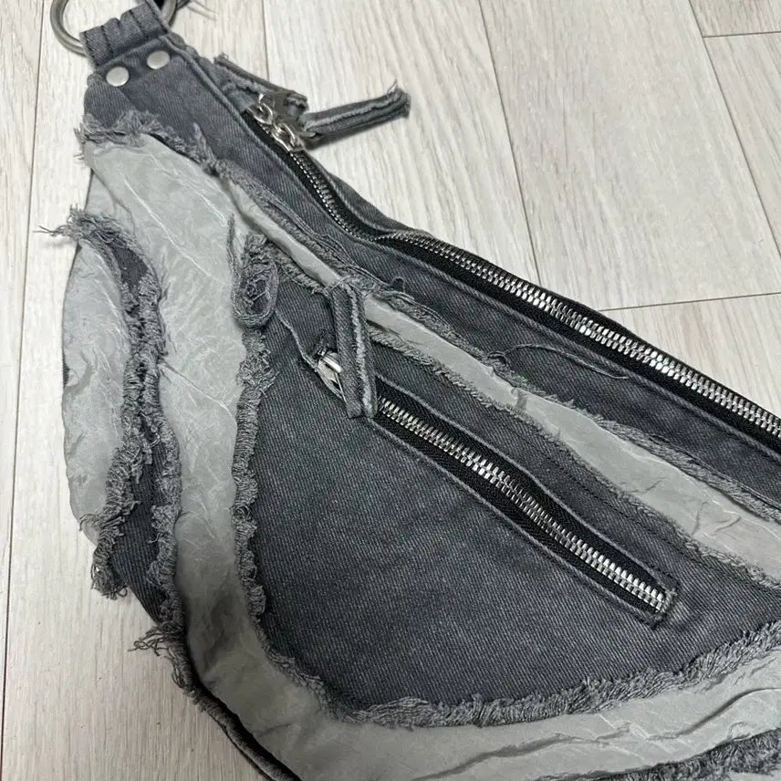 [BUNJANG] B.SLOW CURVED LINE BODY BAG CHARCOAL / 비슬로우 CURVED LINE BODY BAG CHARCOAL
