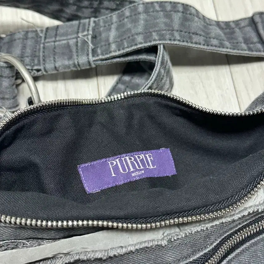 [BUNJANG] B.SLOW CURVED LINE BODY BAG CHARCOAL / 비슬로우 CURVED LINE BODY BAG CHARCOAL