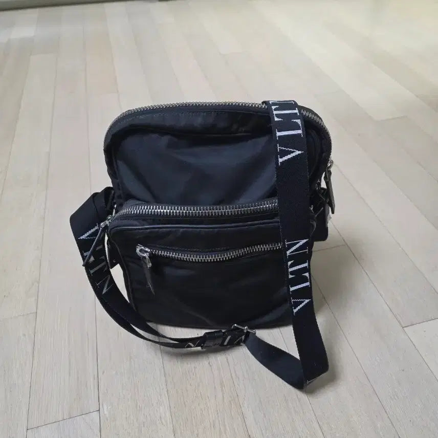 [BUNJANG] Valentino Garavani VLTN Crossbody Bag / 발렌티노 가라바니 VLTN 크로스백 팔아요~