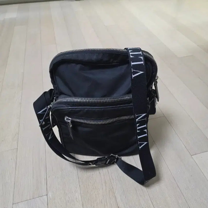 [BUNJANG] Valentino Garavani VLTN Crossbody Bag / 발렌티노 가라바니 VLTN 크로스백 팔아요~