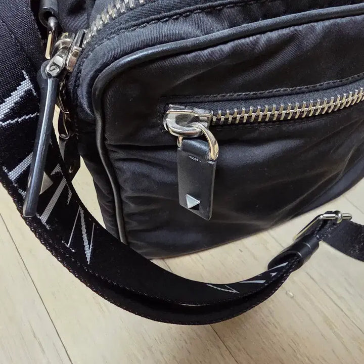 [BUNJANG] Valentino Garavani VLTN Crossbody Bag / 발렌티노 가라바니 VLTN 크로스백 팔아요~
