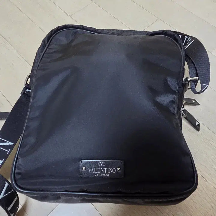 [BUNJANG] Valentino Garavani VLTN Crossbody Bag / 발렌티노 가라바니 VLTN 크로스백 팔아요~