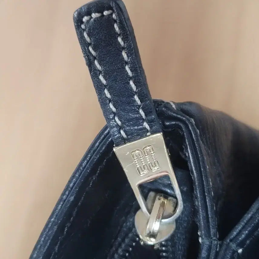 [SOLD OUT] DAKS 닥스 천연소가죽 금장장식 토트백