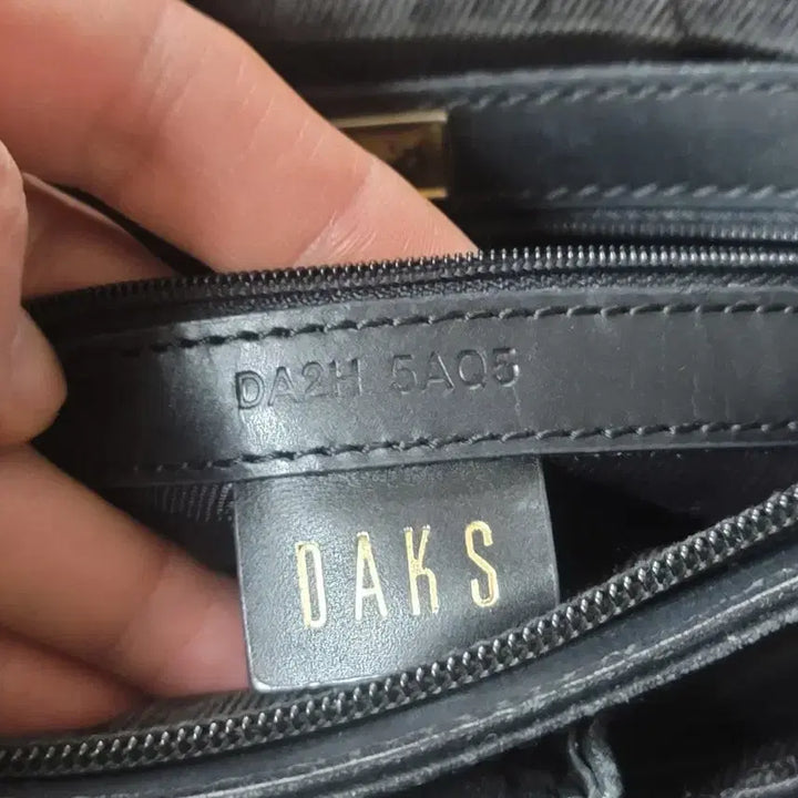 [SOLD OUT] DAKS 닥스 천연소가죽 금장장식 토트백