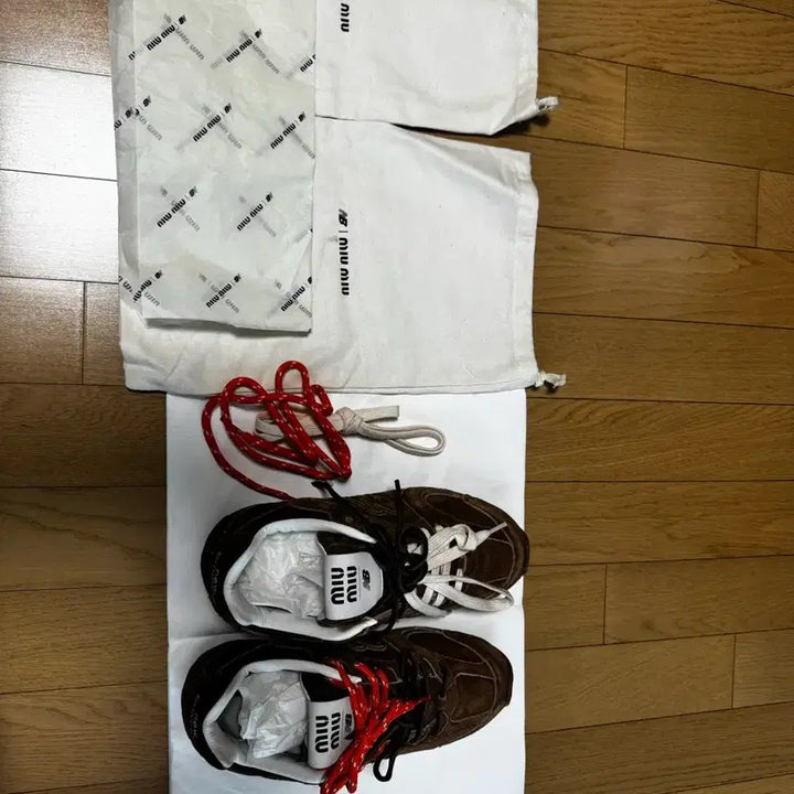 [SOLD OUT] 미우미우 X 뉴발란스 브라운 스니커즈