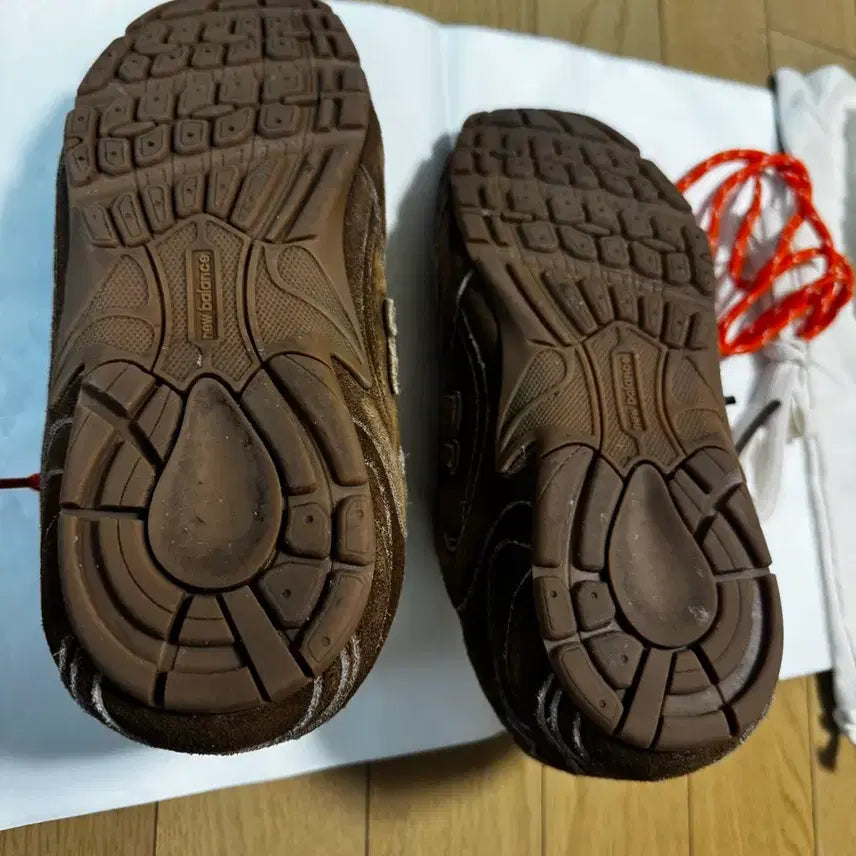 [SOLD OUT] 미우미우 X 뉴발란스 브라운 스니커즈